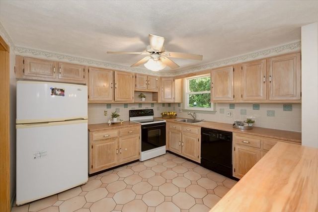 179 Fox Hill Rd, Burlington, MA 01803