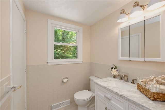 179 Fox Hill Rd, Burlington, MA 01803