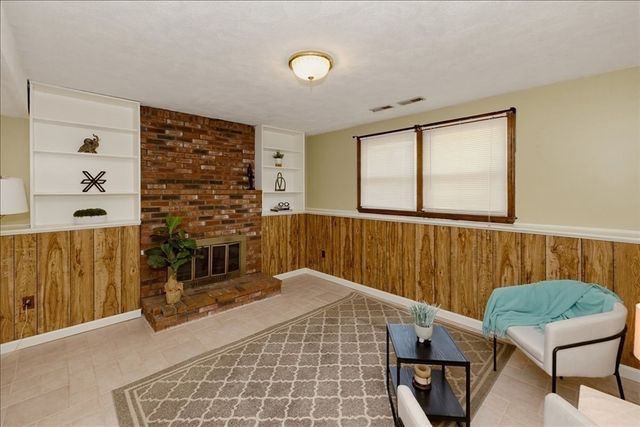 179 Fox Hill Rd, Burlington, MA 01803