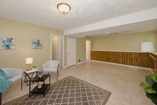 179 Fox Hill Rd, Burlington, MA 01803