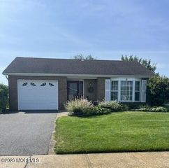 6 Everest Drive N, Brick, NJ 08724