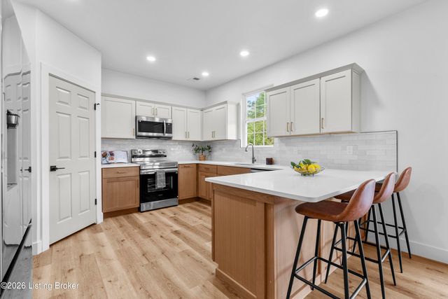9300 River Trail Dr, Louisville, KY 40229