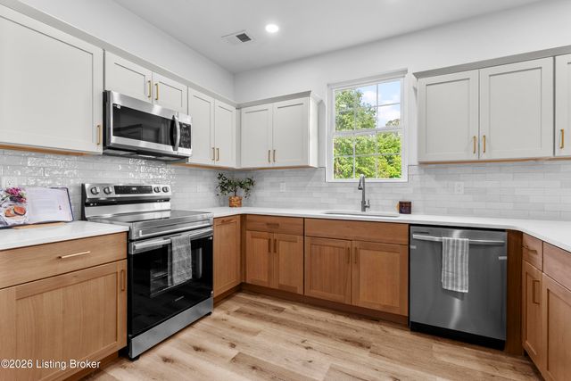 9300 River Trail Dr, Louisville, KY 40229