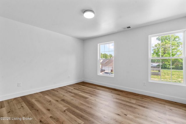 9300 River Trail Dr, Louisville, KY 40229