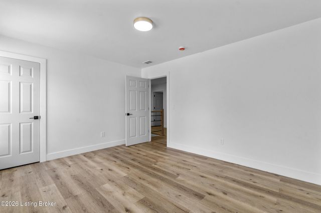 9300 River Trail Dr, Louisville, KY 40229
