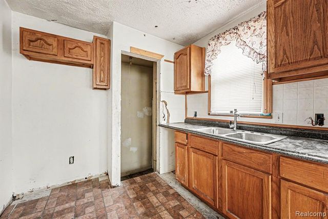 15363 Plainview Avenue, Detroit, MI 48223