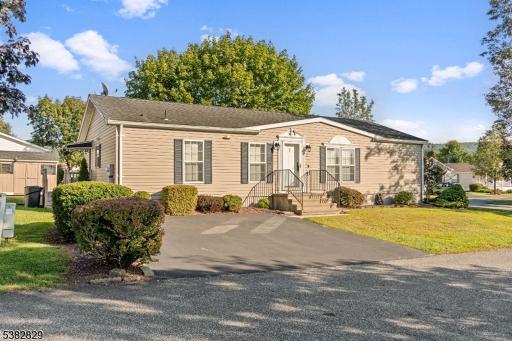 2 Edelweiss Way, White Twp., NJ 07823