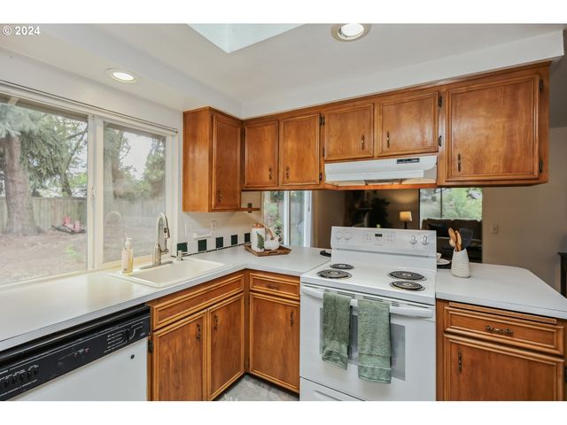 2420 WILLONA Dr, Eugene, OR 97408