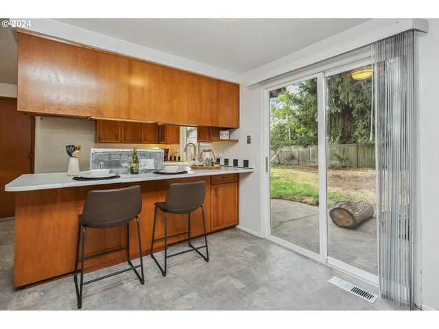 2420 WILLONA Dr, Eugene, OR 97408