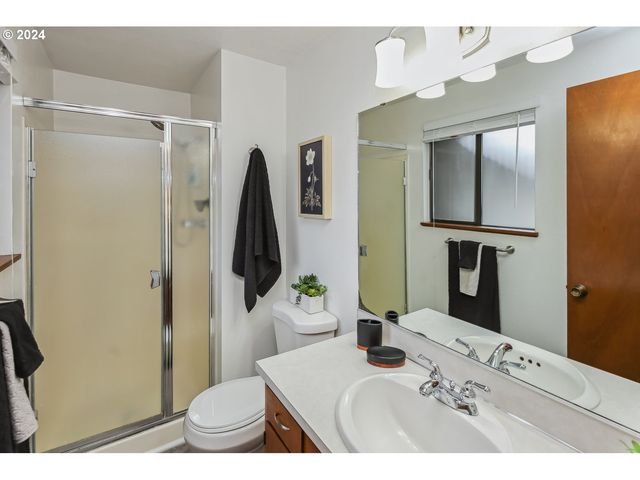 2420 WILLONA Dr, Eugene, OR 97408