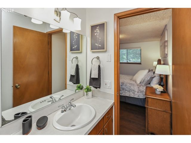 2420 WILLONA Dr, Eugene, OR 97408