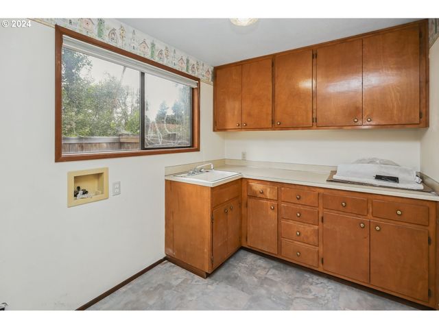 2420 WILLONA Dr, Eugene, OR 97408