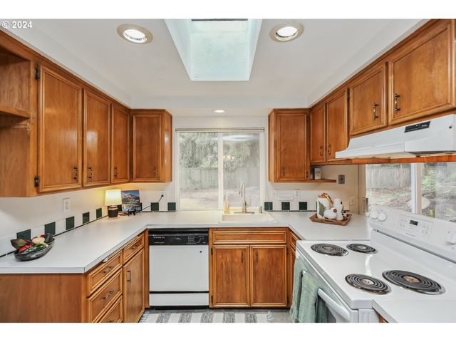 2420 WILLONA Dr, Eugene, OR 97408