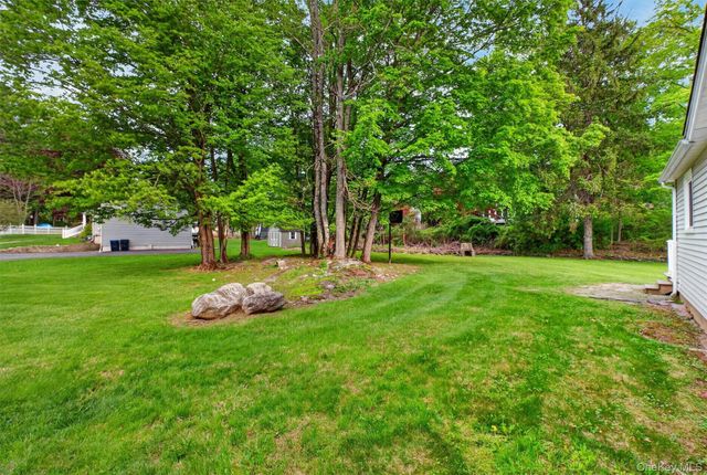 17 Holt Road, Hyde Park, NY 12538