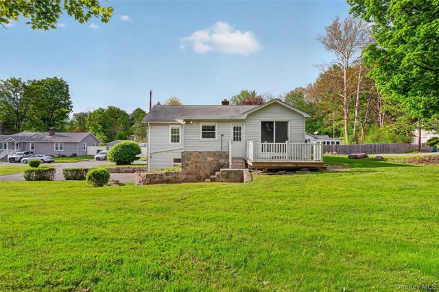 17 Holt Road, Hyde Park, NY 12538
