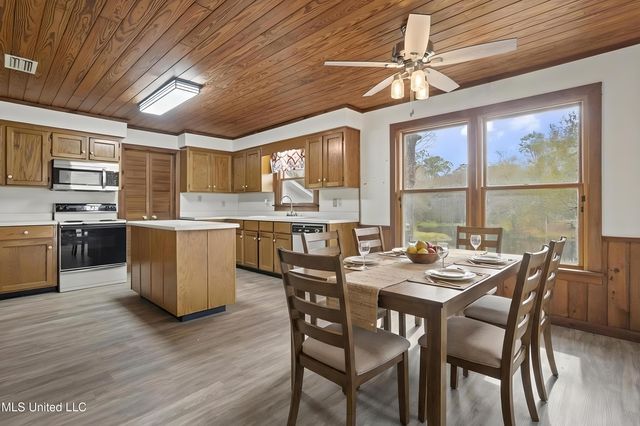 1921 Kingslea Drive, Gautier, MS 39553