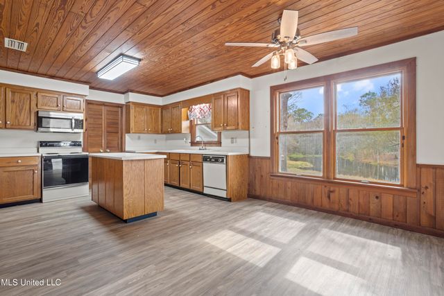 1921 Kingslea Drive, Gautier, MS 39553