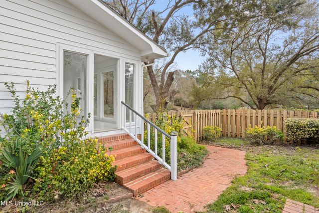 1921 Kingslea Drive, Gautier, MS 39553