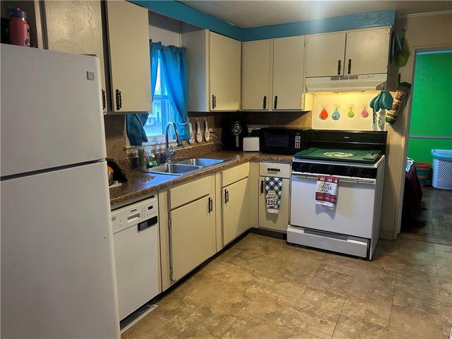 705 Yoeke Street, Tonganoxie, KS 66086