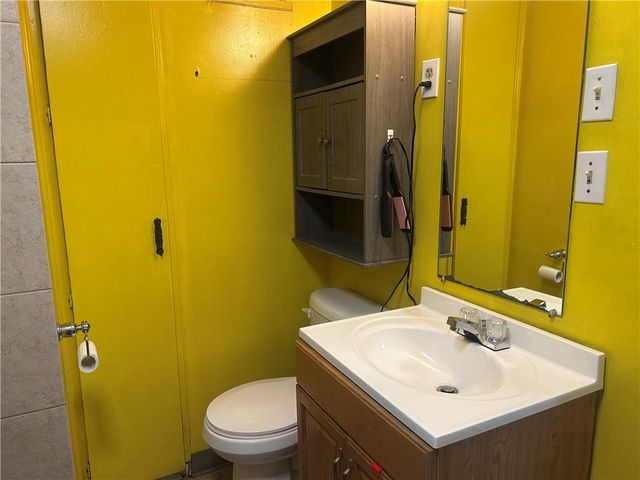 705 Yoeke Street, Tonganoxie, KS 66086