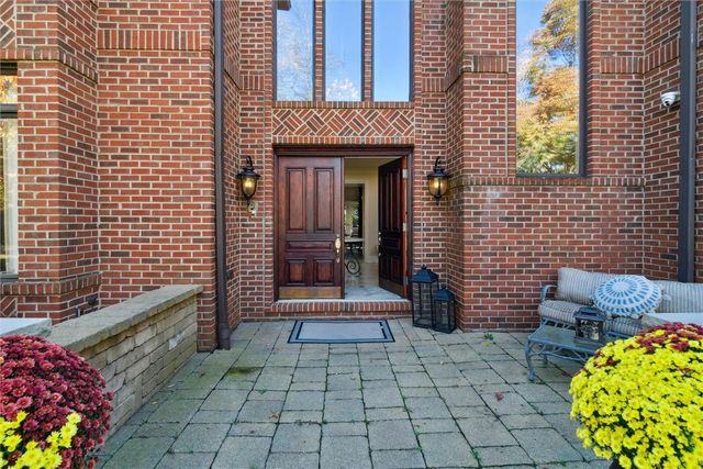 2102 Chablis Ct, Hampton, PA 15044