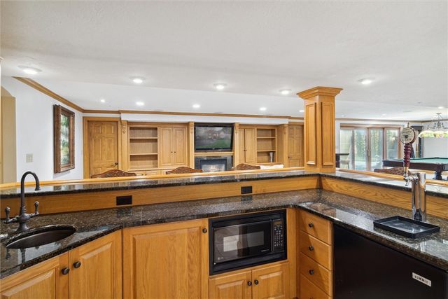 2102 Chablis Ct, Hampton, PA 15044