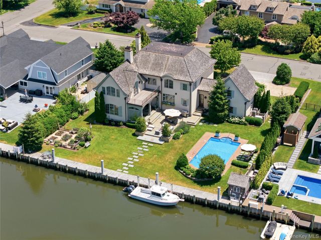 7 Sexton Drive, West Islip, NY 11795