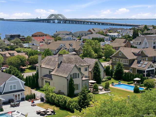 7 Sexton Drive, West Islip, NY 11795
