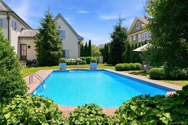 7 Sexton Drive, West Islip, NY 11795