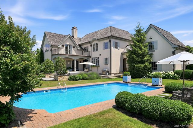 7 Sexton Drive, West Islip, NY 11795