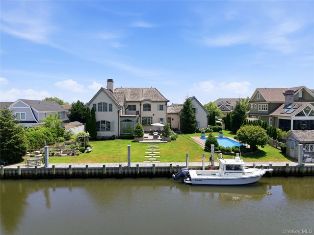 7 Sexton Drive, West Islip, NY 11795