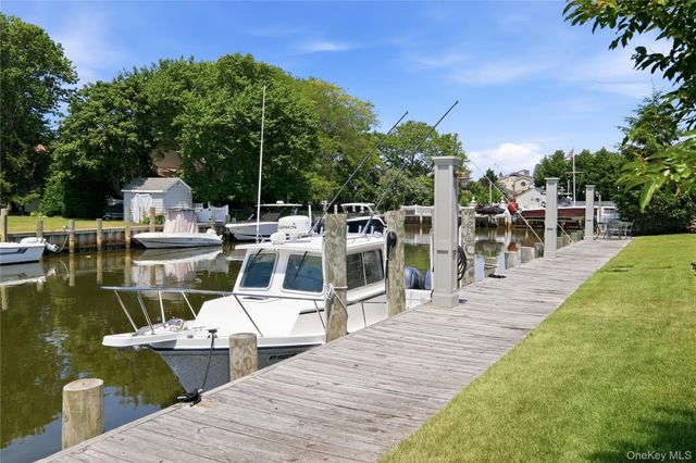 7 Sexton Drive, West Islip, NY 11795