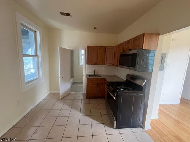 59 Brenner St, Newark City, NJ 07108