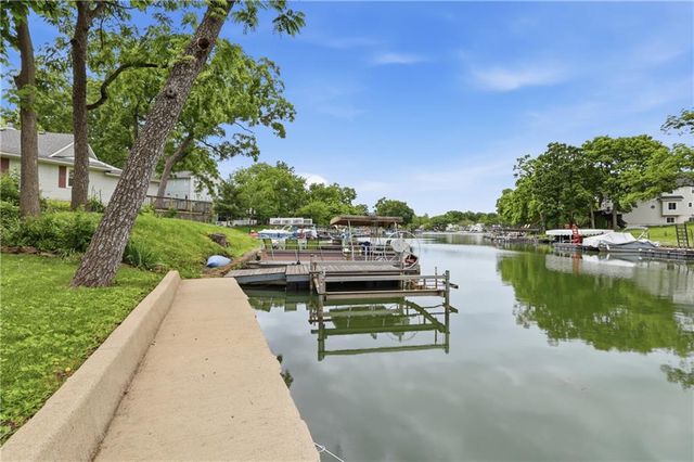126 Beach Drive, Lake Tapawingo, MO 64015