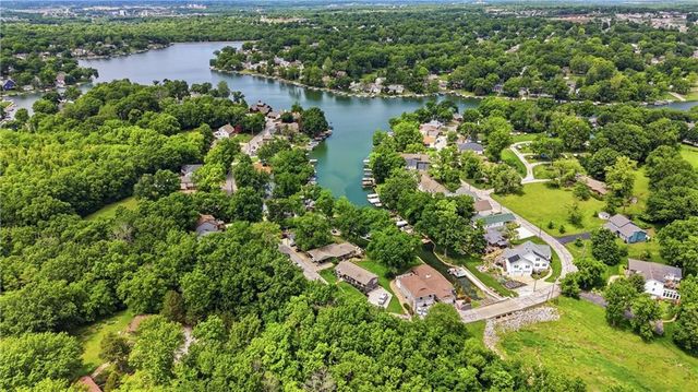 126 Beach Drive, Lake Tapawingo, MO 64015