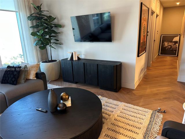 121 NE 5 2712, Miami, FL 33132