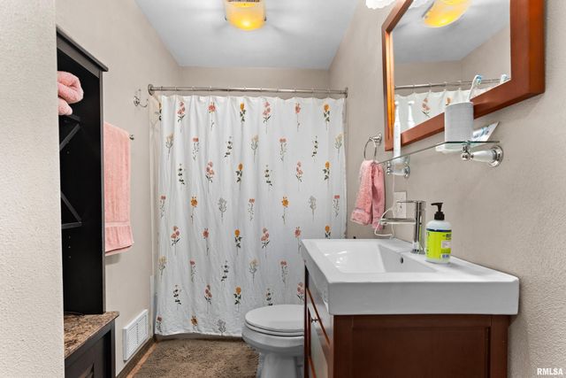 203 COURT Drive, Washington, IL 61571