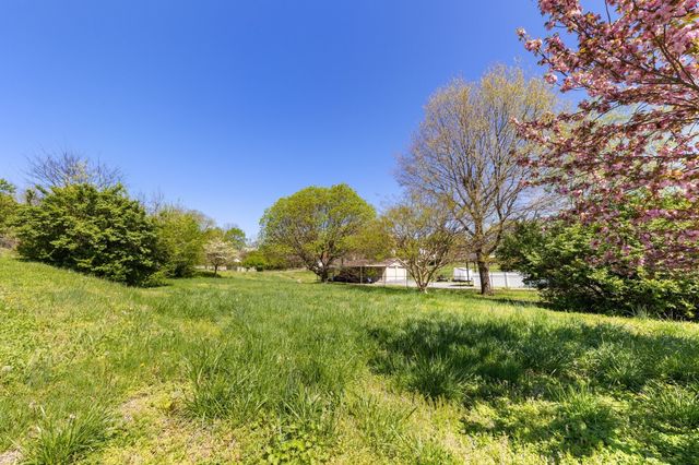 1808 Riverside Rd, Old Hickory, TN 37138