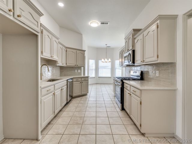 8512 N 100th East Avenue, Owasso, OK 74055