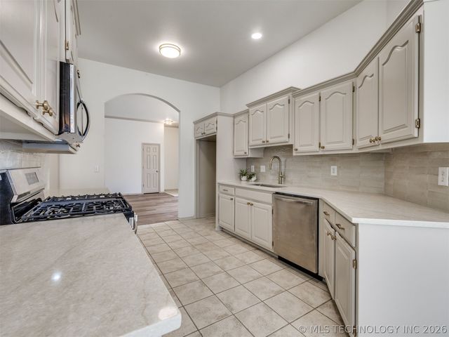 8512 N 100th East Avenue, Owasso, OK 74055