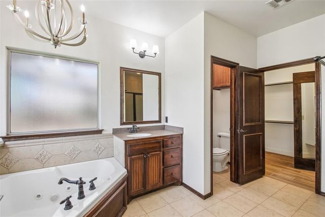 1028 Skyline Boulevard, Edmond, OK 73025
