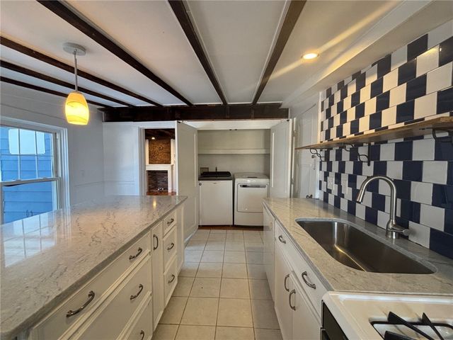 712 Hope Street 2, Bristol, RI 02809