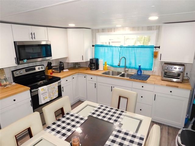 37320 8TH AVENUE, Zephyrhills, FL 33542