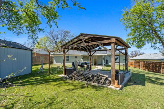 211 Mildred Lane, Benbrook, TX 76126