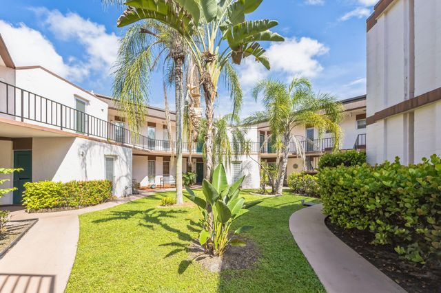 7 Greenway Village 102 N 102, Royal Palm Beach, FL 33411