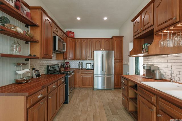 932 W Woodlawn Ave, San Antonio, TX 78201