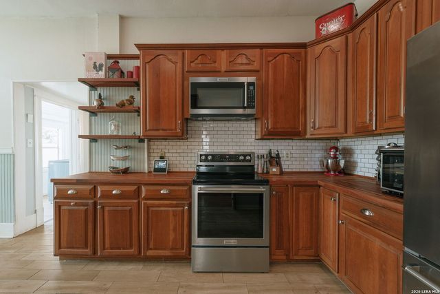 932 W Woodlawn Ave, San Antonio, TX 78201