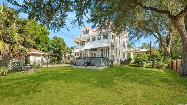 932 W Woodlawn Ave, San Antonio, TX 78201