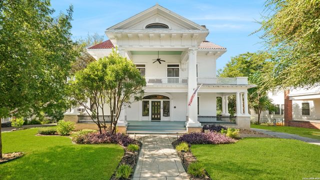 932 W Woodlawn Ave, San Antonio, TX 78201