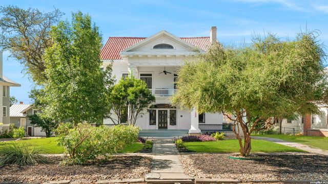 932 W Woodlawn Ave, San Antonio, TX 78201